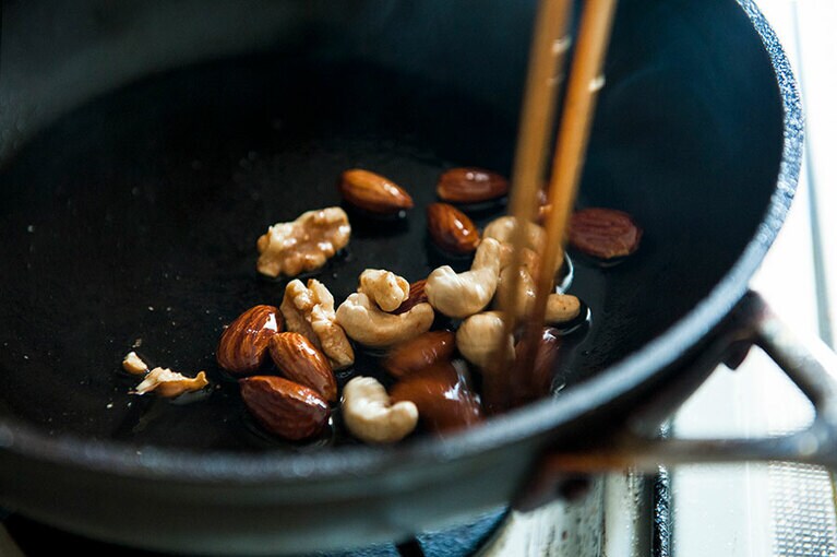 【ポイント】食感のアクセントにおすすめのミックスナッツは、はじめに焼き色がつくまで炒めて取り出し、炒め煮の終盤で戻すことでカリッとした食感がキープできます。中華料理のナッツの炒めもののように、ちょっとしなっとした食感がお好みなら、フライパンから取り出さずに炒め煮してみてください。