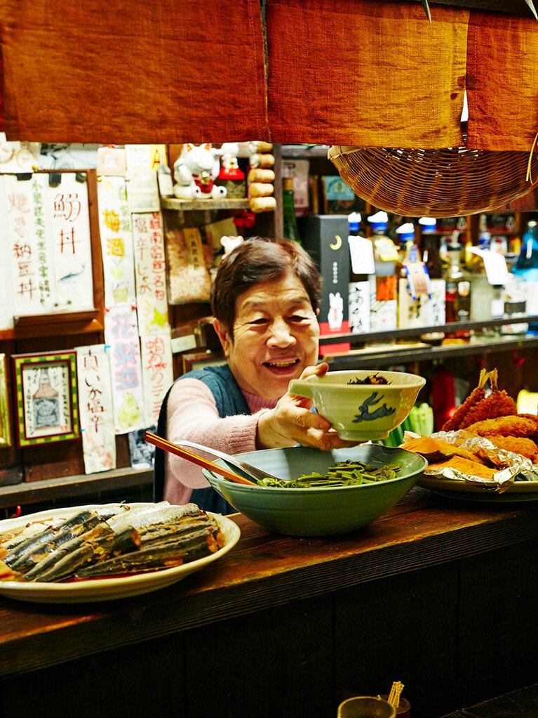 おふくろの味が楽しめる大皿料理がずらり。指差して、「これください」と頼める気楽さ。