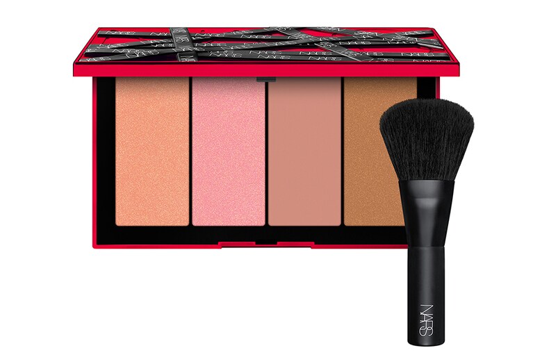 フルアクセス チークセット 8,360円。セット内容：パレット、ブラッシュブラシ。発売日：11月5日(金)NARSカウンター、NARS取扱各ECサイト、@cosme SHOPPING、NARS Cosmetics オフィシャルサイト限定発売。