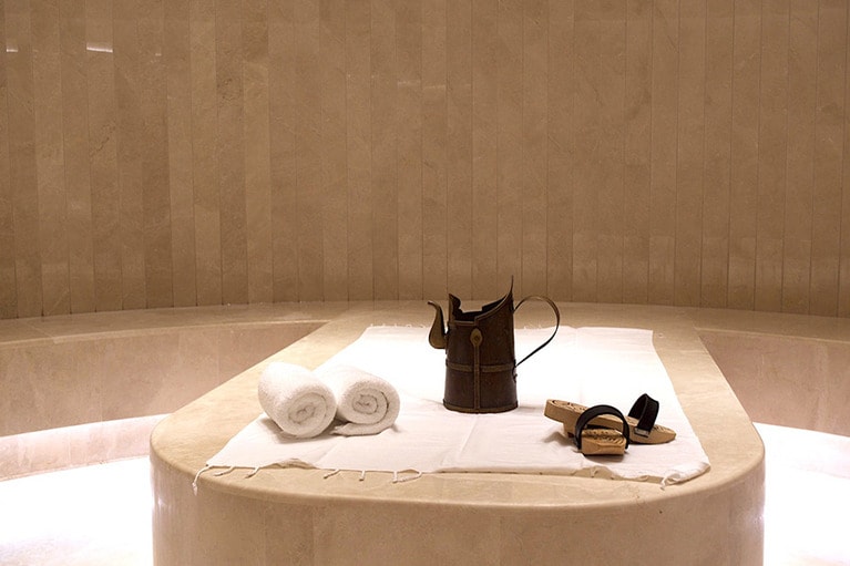 ハマムマッサージのスペースは大小2つあり、ま、バシャバシャとお湯をかけられ、ゴシゴシと垢すりされる。