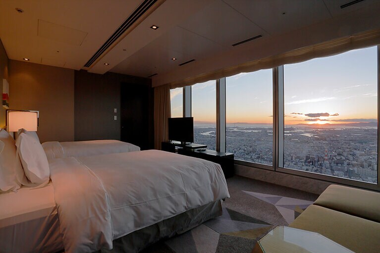 客室は38～55階に位置し、大きな窓の向こうに広がる景色が圧巻。