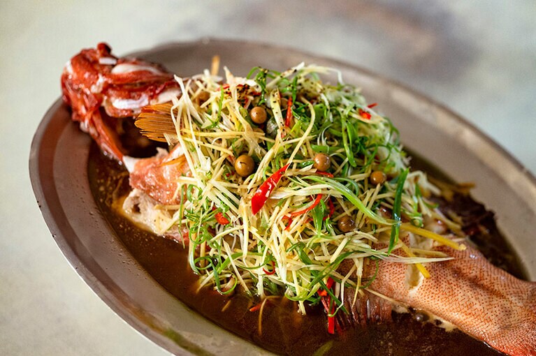 アカハタの蒸し物「清蒸紅條(チンツォンオンテャオ)」撮影時2,140元(980元／600g)。「臭みもなく、プリプリとした歯応え」