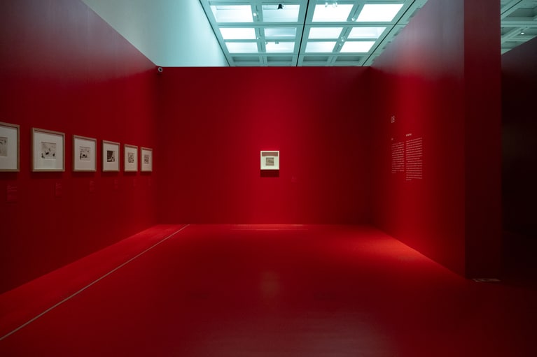 「ピカソ meets ポール・スミス 遊び心の冒険へ」 国立新美術館 2026年 展示風景。