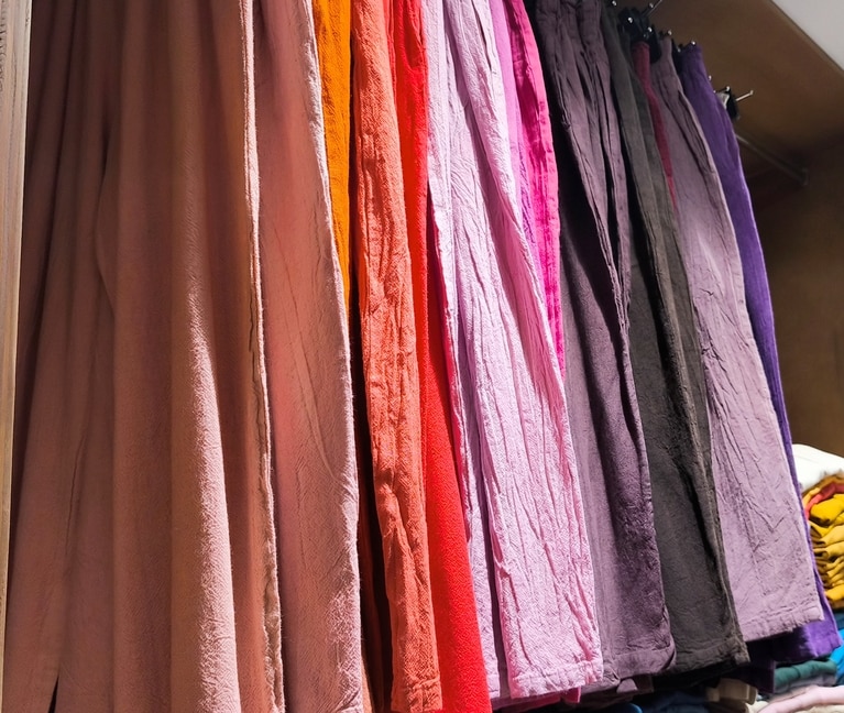 冬でも明るい色を着れば元気になれそうです。