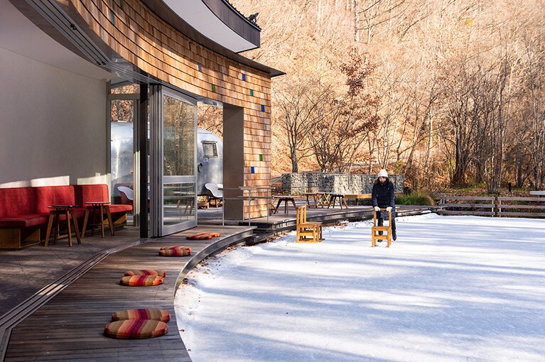 うまく滑れないときは椅子を使って氷上散歩。