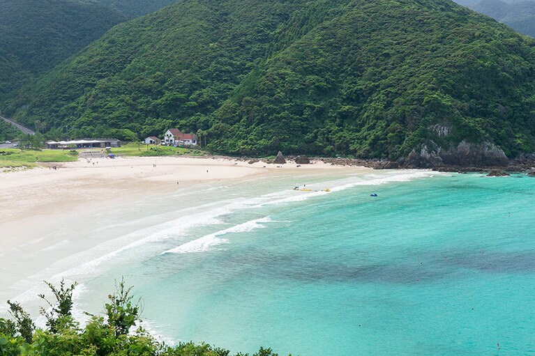 透明度が高く人気の高浜海水浴場。見たことのない遠浅の海が広がります。