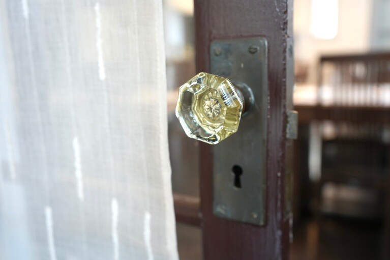 ヴォーリズ建築で頻繁に使われるクリスタルガラス。