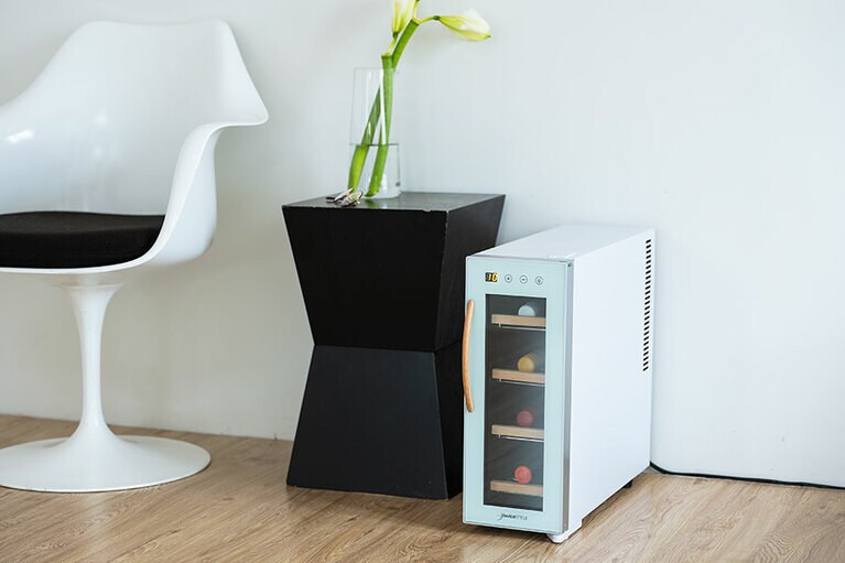 4本用ワインセラー CE-4W-W(W16.5×D50×H45) 20,350円(税込・編集部調べ)／デバイスタイル