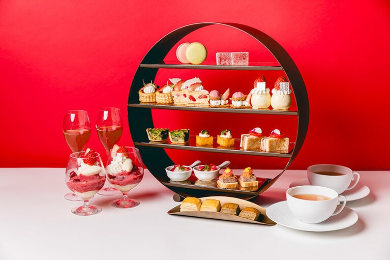 「あまおうアフタヌーンティー」料金：平日7,000円／土日祝7,500円、提供時間：第1部11:00～13:00／第2部14:00～16:00／（土日祝のみ）第3部17:00～19:00、期間：2024年2月29日（木）まで　※料金はすべて税・サ込、各利用時間2時間制・要予約、2月1日（木）～2月14日（水）はバレンタインバージョンで提供。