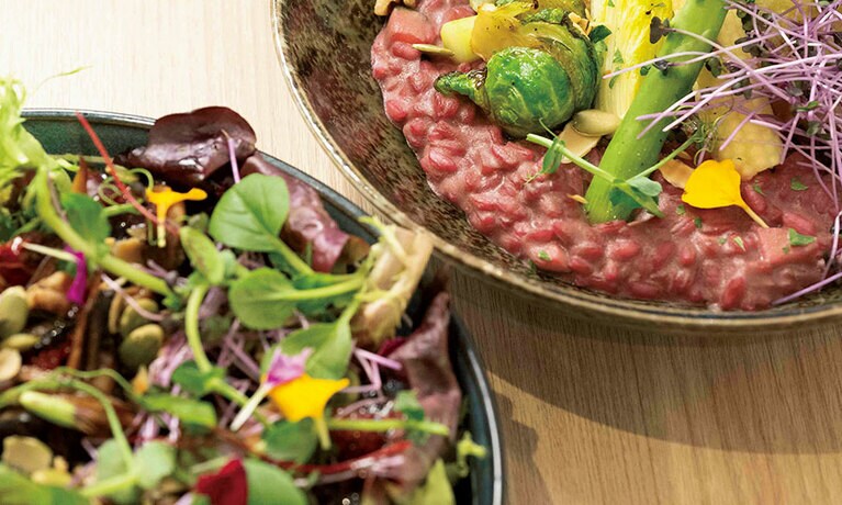 左：サラダ 360元、右：リゾット 380元。