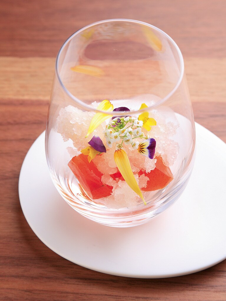 デザートの柿の日本酒コンポートとグラニテ。日本酒の香りがほのかに漂う。