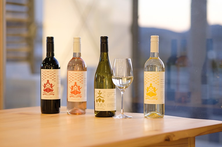 印象的なラベルは、南三陸町「上山八幡宮」の禰宜である工藤真弓さんが切った創作キリコをデザインしたもの。キリコは南三陸の神社が氏子たちのために作る神棚飾りで、人々の祈りや願いが込められたこの地方ならではの縁起物です。