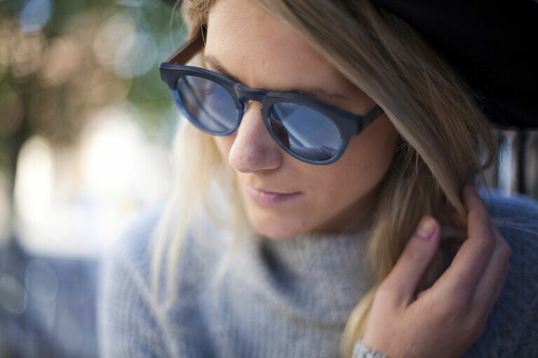 偏光レンズを採用。