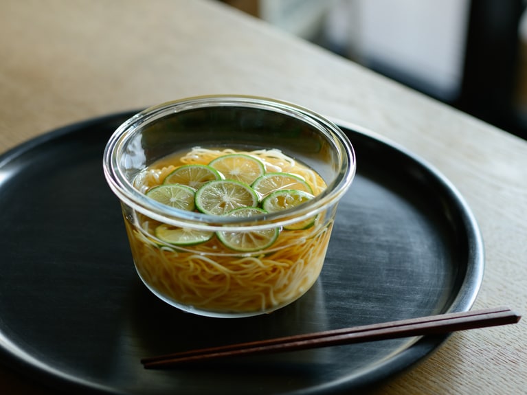 直径8センチ×14センチのサイズの保存容器。冷製パスタやサラダうどん、ライスサラダなどを入れるのにも。