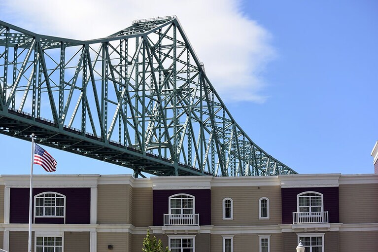 立派なコロンビア橋。これが赤かったらゴールデンブリッジのよう!?