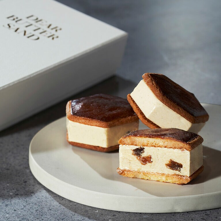 焦がしバターの香りをまとったバタークリームに芳醇でまろやかなラムレーズンが。