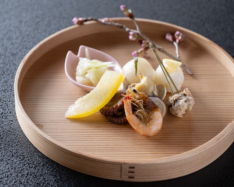 柳川の四季を味わう、会席料理。前菜の手毬ずし、セロリの文旦和え、真海老素揚げ、飯蛸旨煮、浅利ぬた和え、わけの唐揚げ、文旦蜜煮。