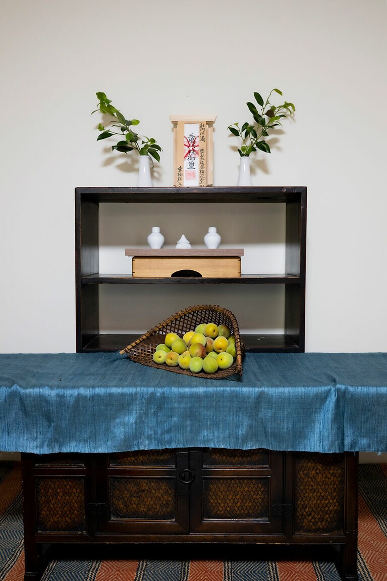 “梅の神様”に今年の梅をお供え。