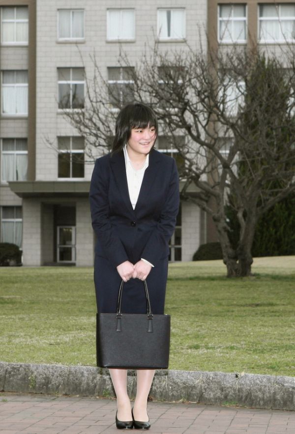 2010年4月、ICU入学式当日の眞子さま（当時）　©JMPA