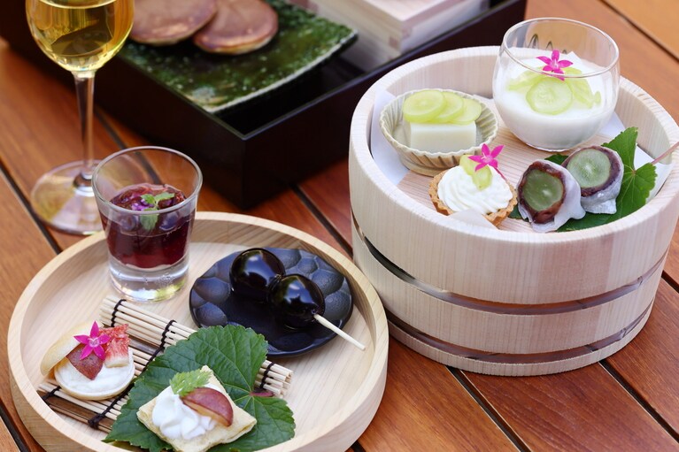 和食料理長が手がける季節のアフタヌーンティー。今夏は、シャインマスカットとぶどうを主役に、鱧や鰻、どら焼きなどが登場しました。