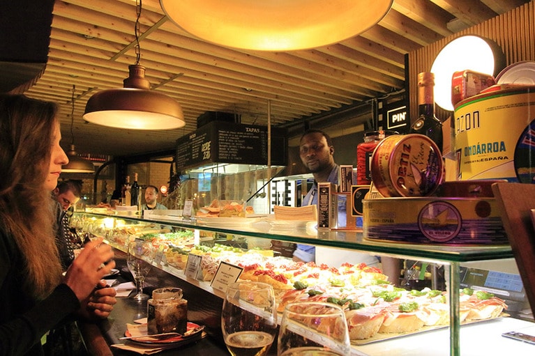 タパス専門店。どれも美味しそうだ。