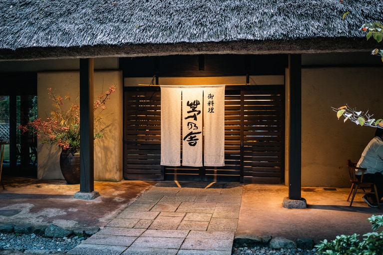 扉の先には古民家ならではの贅沢な空間が広がっている。※葺き替え前の様子です。（2024年11月撮影）