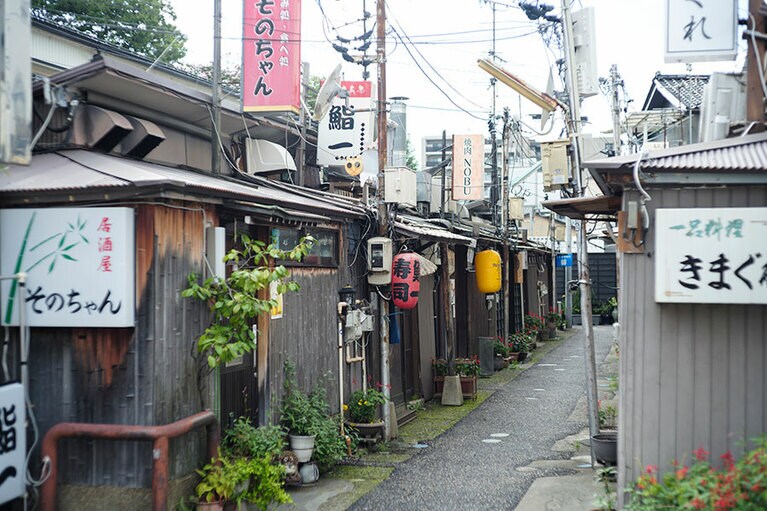 新天地飲食街をさらに進むと、金沢中央美食街に到着。ここはバラック小屋でできた20店舗の屋台が軒を連ねる、超ディープな隠れ家屋台横丁です。