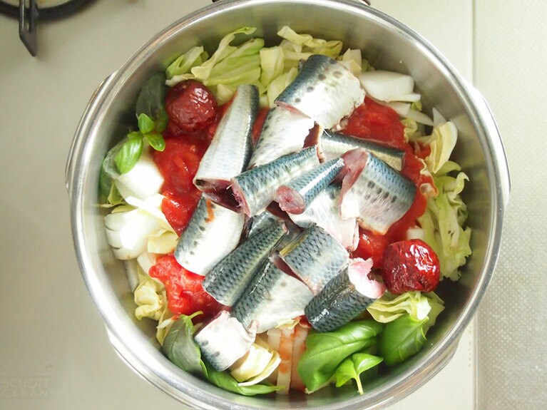 (5) なつめ、(3)のイワシを入れて加熱します。鍋が温まってきたら蓋をし、強火にかけ、圧がかかったら弱火にして20分加圧します。※圧力鍋を使わない場合は、弱火で30分ほど煮込みましょう。