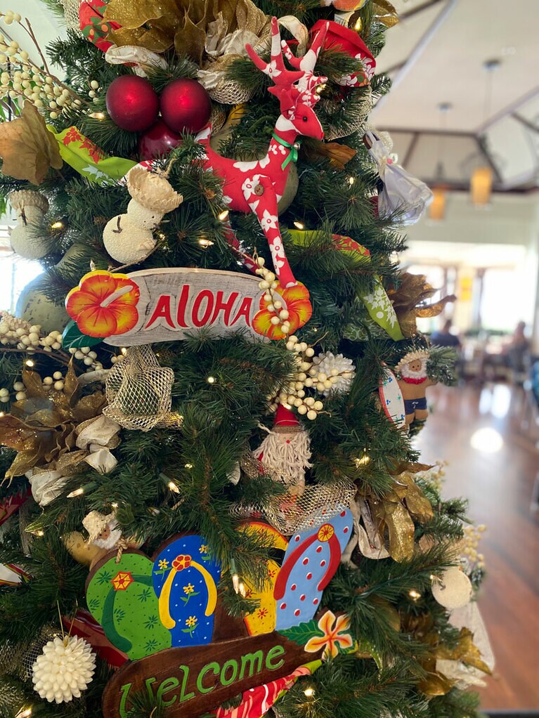 ビーチサンダルに、アロハシャツ、サーフィンサンタなどを探すのも楽しいハワイアンスタイルのツリー。