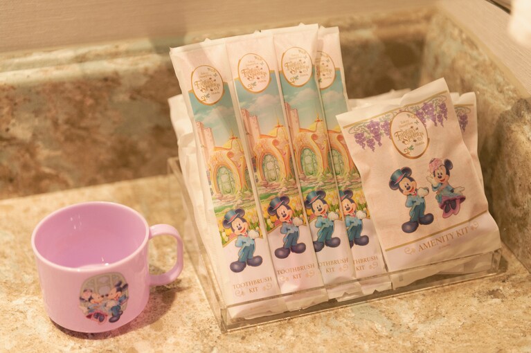 ホテルマンのコスチュームに身を包んだミッキーとミニー柄のアメニティ