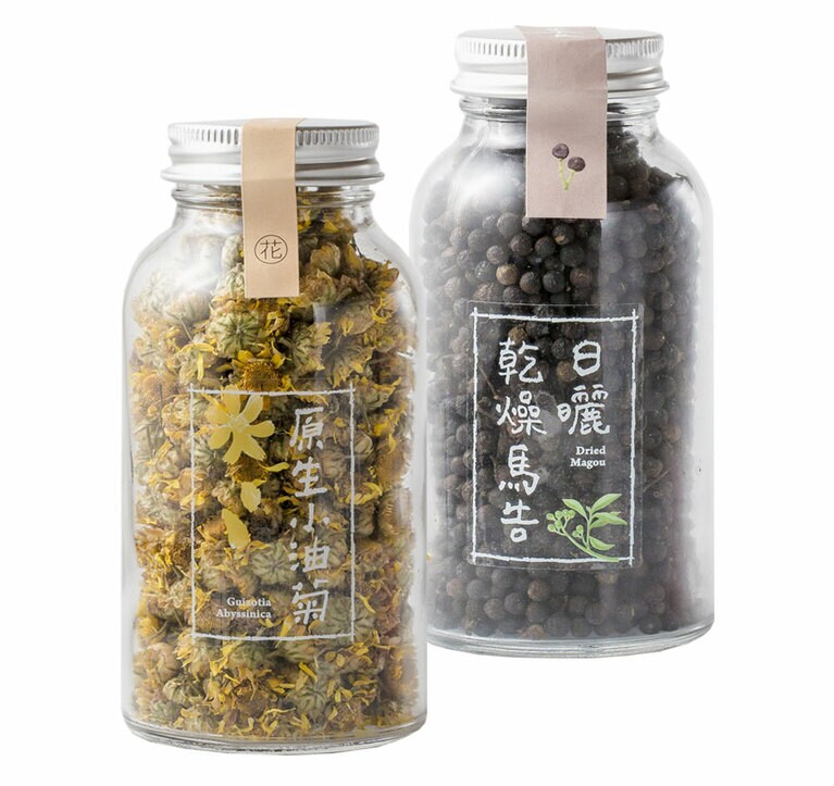【土生土長】左：編集部おすすめ「自然農法で育てた花を低温乾燥させた小油菊は、手持ちのお茶に混ぜたり、料理にもアレンジできます」原生小油菊 200元、右：「人気急上昇中の、台湾原住民に伝わる山の胡椒は『馬告』こちらで買うのがおすすめ」日曬乾燥馬告 450元。