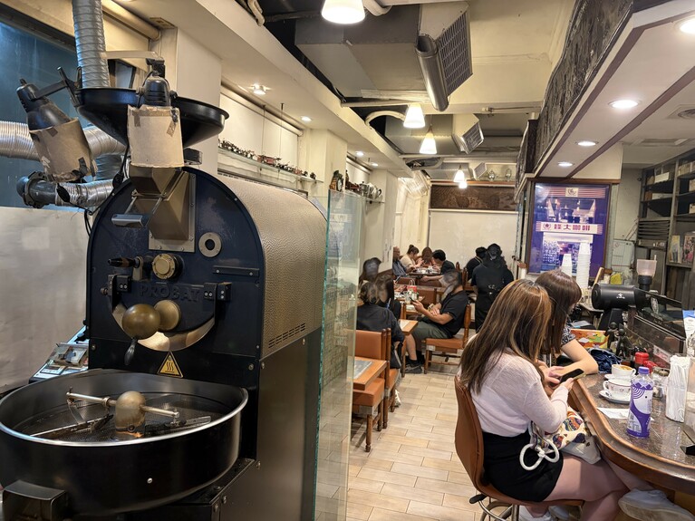 コーヒー専門店ならではの本格的な一杯が味わえるカフェ。地元のコーヒー愛好家たちにも親しまれています。