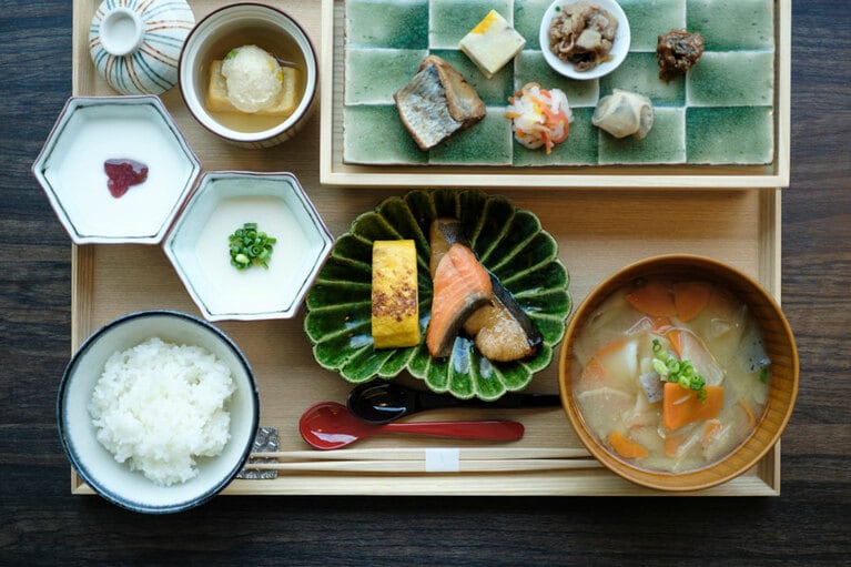 サーモンの味噌漬けに、牛の生姜煮など、白飯が進んで仕方ないラインナップ。