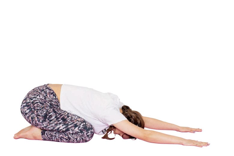 (5) そのまま腰を落としてお腹を太ももにつける。このときワキを床に近づけるようにすると、より肩周りのストレッチになる。
