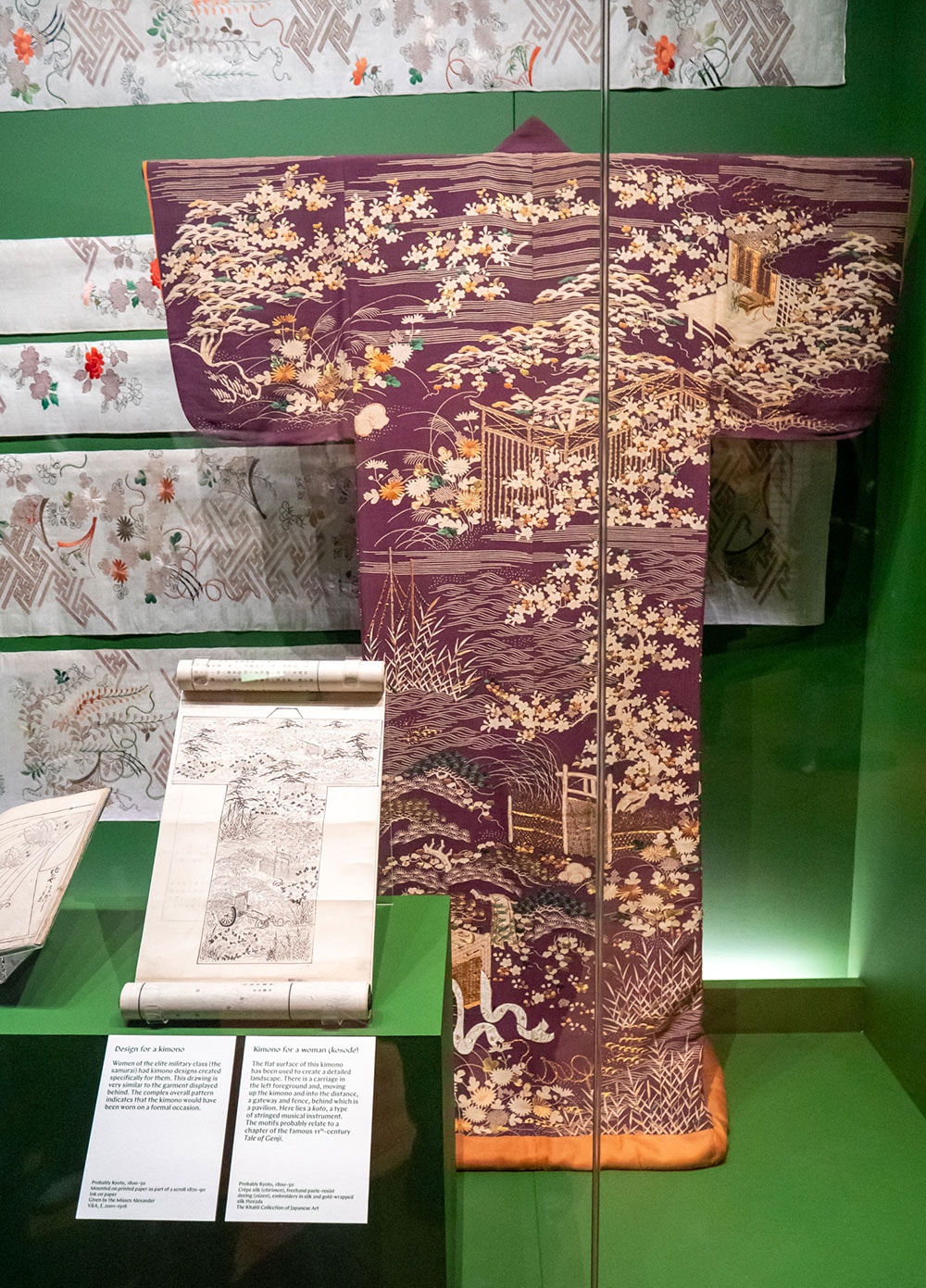 19世紀前半の特注品の着物のデザイン画と、デザインがよく似た着物を同時に展示。