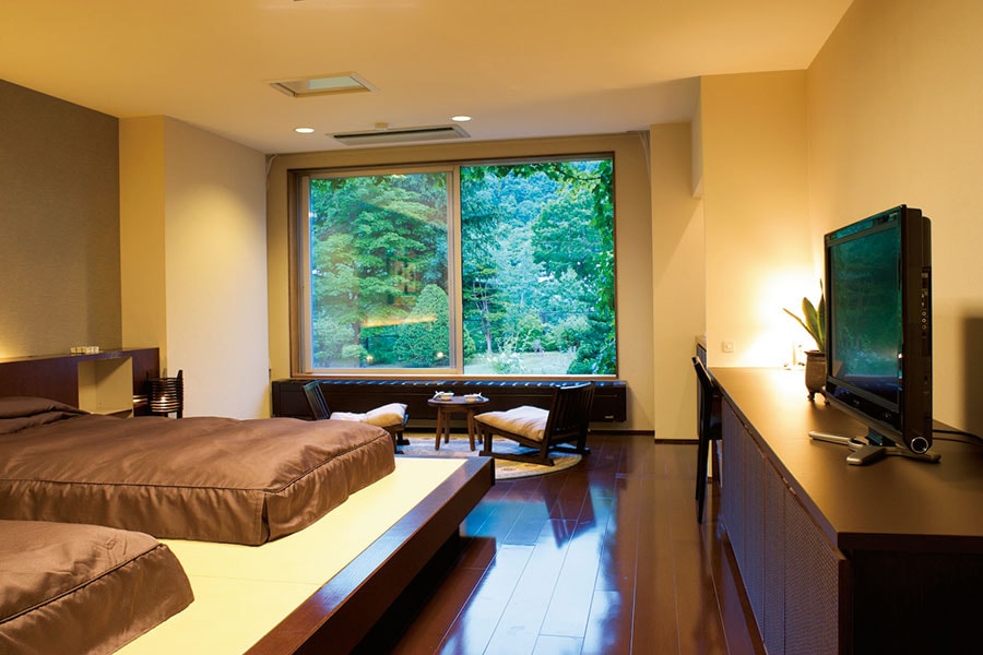 一番人気のモダンな客室「アジアンツインルーム」は42平米。他に和室、洋室、和風ベッドルームがある。