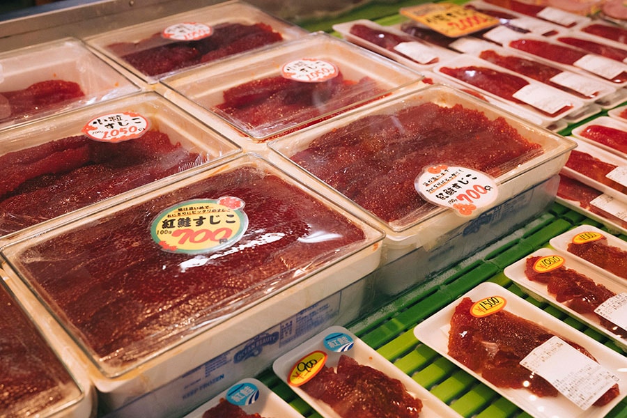 真っ赤な筋子が並ぶ「ハマダ」は、「ハマダの筋子」で弘前市民に知られる海産食品店。白飯や日本酒のおともに最適！