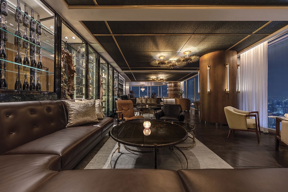 ホテル施設最上階の57階に広がる「The Champagne Bar(ザ・シャンパン・バー)」。豊富なシャンパン・リストとオリジナルカクテルとともに、バンコクの美しい夜景が堪能できる。