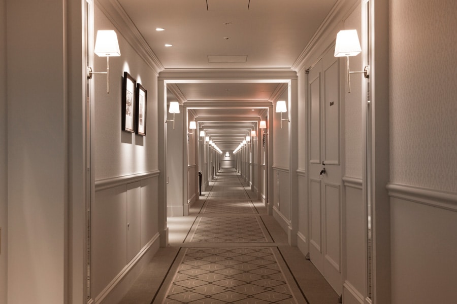 長い客室廊下には、ホテルの歴史を物語る貴重な展示も。
