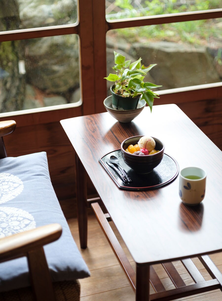 松川を臨む喫茶室では甘味や軽食が楽しめる。