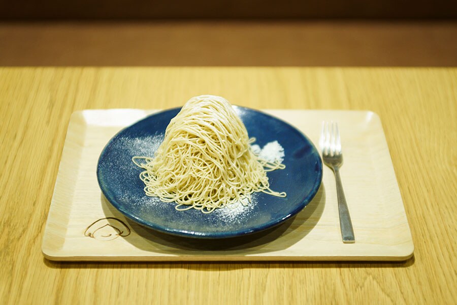 「楽栗filo(フィーロ)」880円。生クリームをムースに代え、中に栗のペーストを忍ばせた、「楽栗filo(フィーロ) テイクアウト」880円は、1人3個まで。