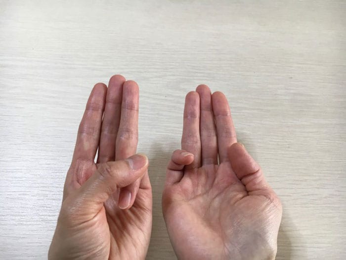 生え際のマッサージ。人差し指、中指、薬指を使う。