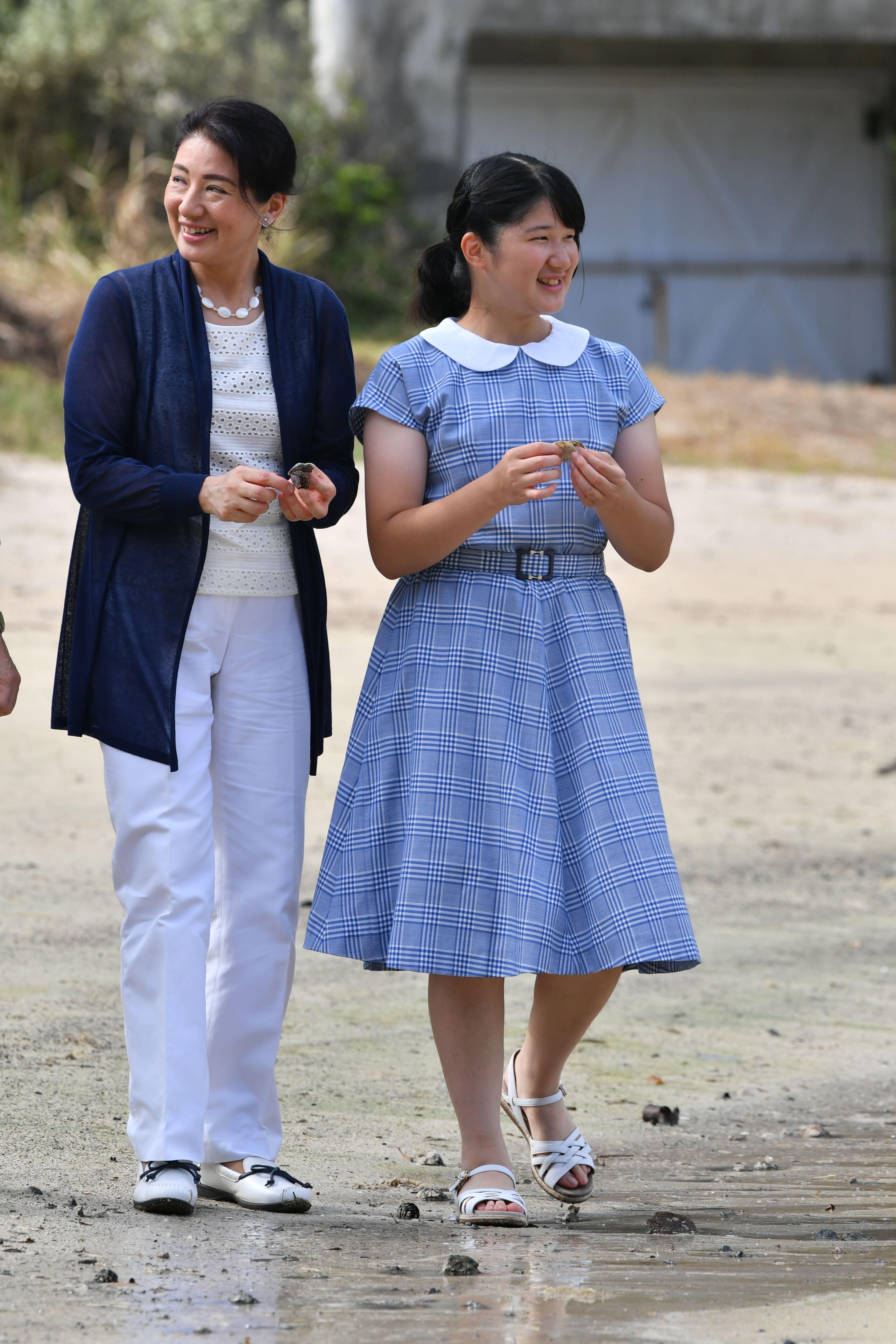 2018年8月、三井浜を散策される雅子さまと愛子さま　©JMPA