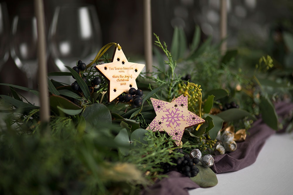 400個限定で2019年12月1日(日)から発売中のチャリティオーナメント。ちょっとしたクリスマスプレゼントに、クリスマス装飾やコレクションアイテムとして利用するのはもちろん、木製なので香りを染み込ませてアロマディフューザーとしても使える。