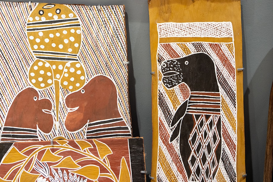 オーストラリア最北部アーネムランドの小さなアボリジナル・コミュニティに受け継がれる伝統的な作品。木の皮にジュゴンが描かれています。AUD495～。