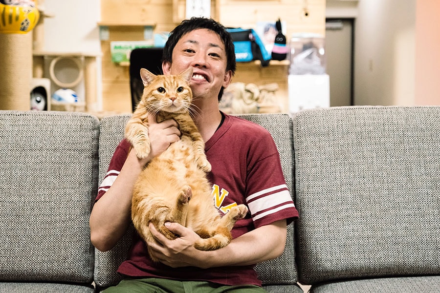 さらば青春の光・森田さんとマンチカンの愛猫「会長」。