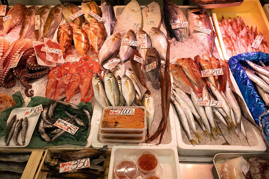 天然ひらめ、かんぱち、あぶらめなど、新鮮な魚介が並ぶ「おのき」。焼魚を扱う直営店も「虹のマート」内にある。