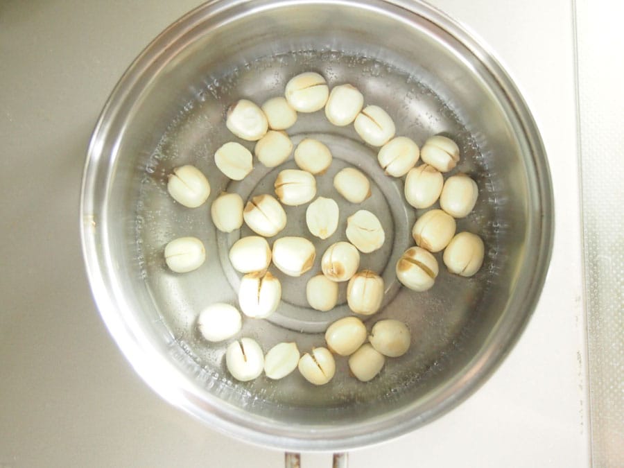 (3) 鍋に湯を沸かし、蓮の実を入れて2分ほど茹でます。粗熱が取れるまで、湯の中に入れておきます。