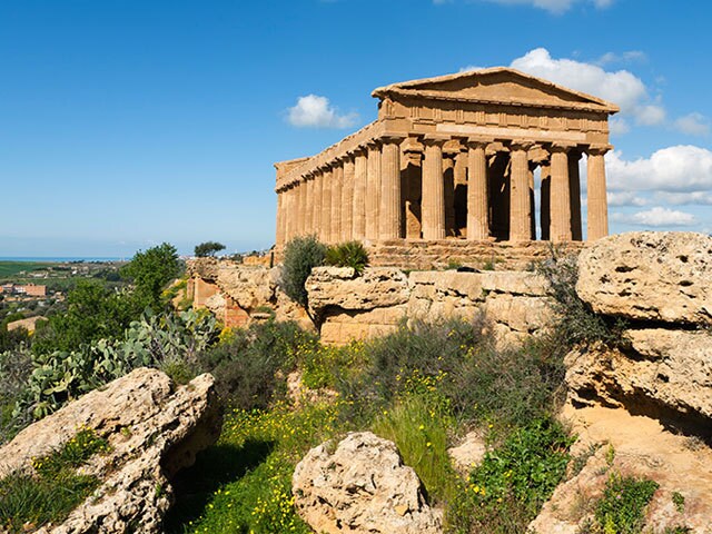 シチリア島の丘の上に立つ大神殿は 時代とともに役割も姿も転変した