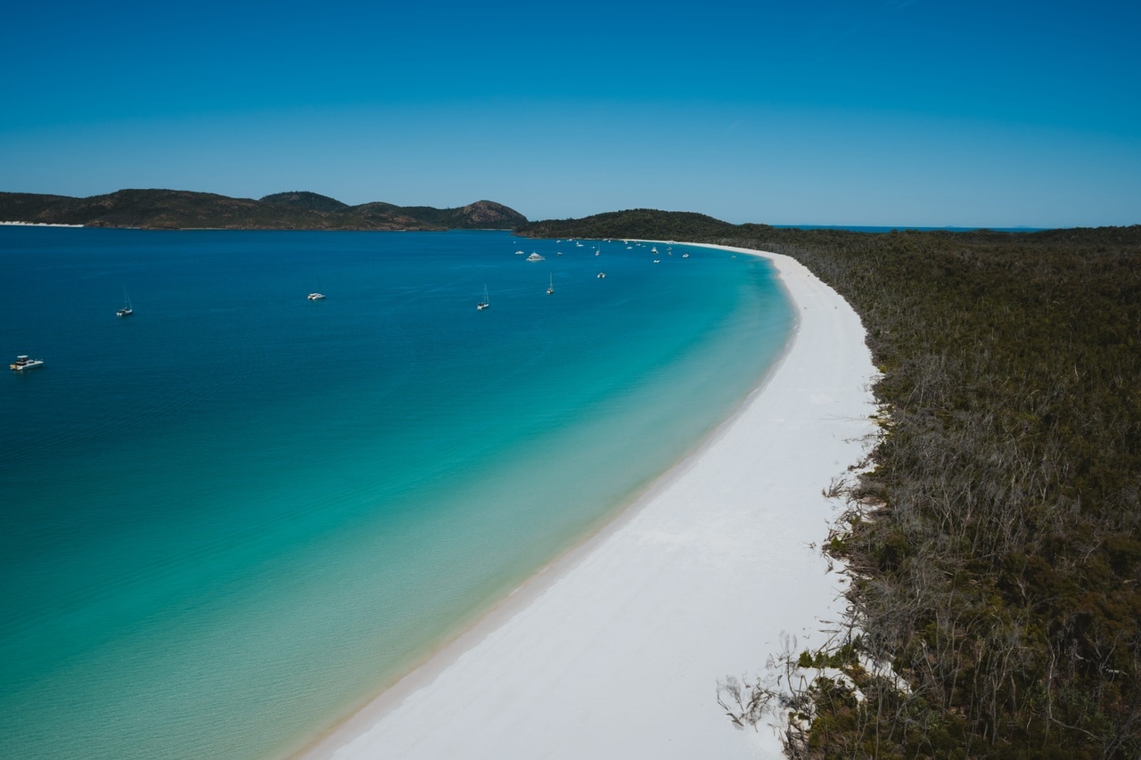 こちらがまっすぐ約7キロ続くホワイトヘブンビーチ。©Tourism Australia